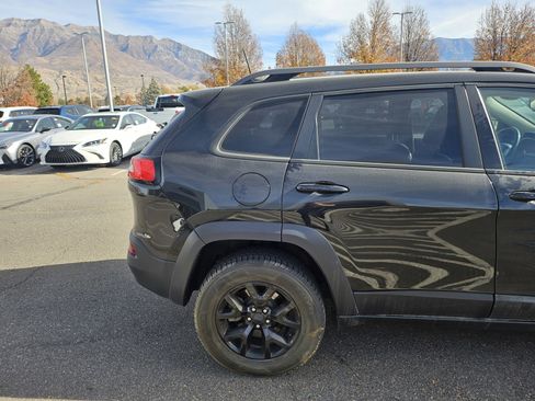 Used 2016 Jeep Cherokee Trailhawk w/ Comfort/Convenience Group image 8