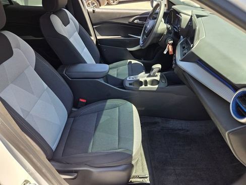 Used 2024 Chevrolet Trax LS w/ LS Convenience Package FWD image 16