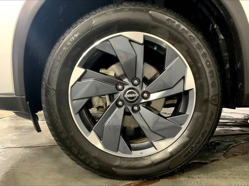 Used 2025 Nissan Rogue SV image 9