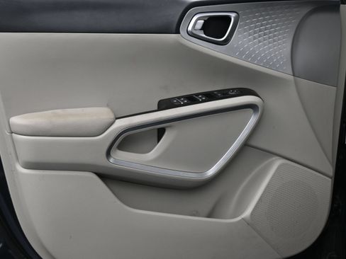 Used 2025 Kia Soul LX w/ LX Technology Package FWD image 11