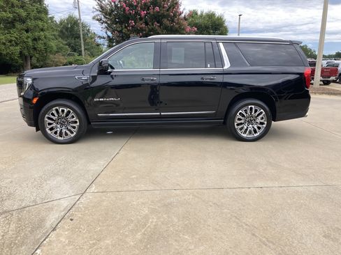 Used 2023 GMC Yukon XL Denali Ultimate AWD/4WD image 9