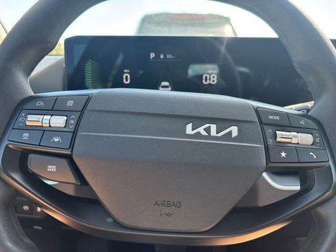Used 2025 Kia K4 LXS image 31