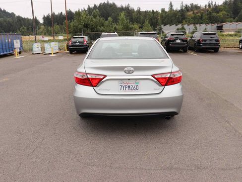 Used 2017 Toyota Camry XLE w/ Moonroof Package FWD image 6