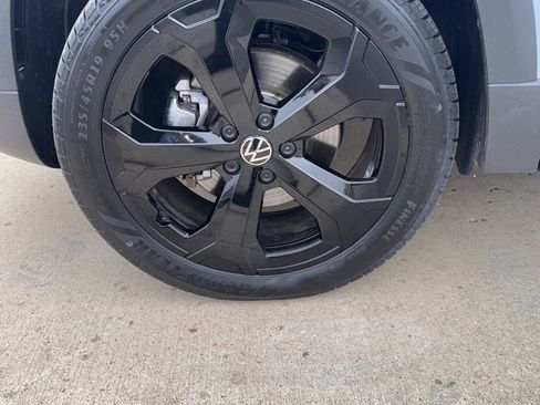 Certified 2025 Volkswagen Taos SE AWD/4WD image 18