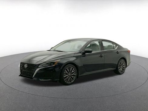 Used 2025 Nissan Altima 2.5 SV FWD image 3