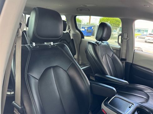 Used 2023 Chrysler Pacifica Touring-L image 3