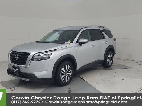 Used 2025 Nissan Pathfinder SL image 6