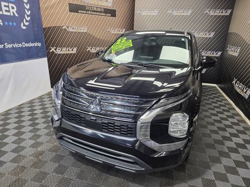 Used 2022 Mitsubishi Outlander ES image 3