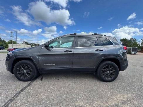 Used 2017 Jeep Cherokee Latitude w/ Cold Weather Group AWD/4WD image 4