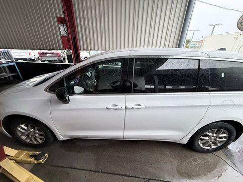 Used 2025 Chrysler Voyager LX image 3