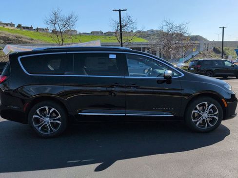 New 2026 Chrysler Pacifica Pinnacle image 4