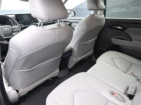 Used 2021 Toyota Highlander XLE image 10