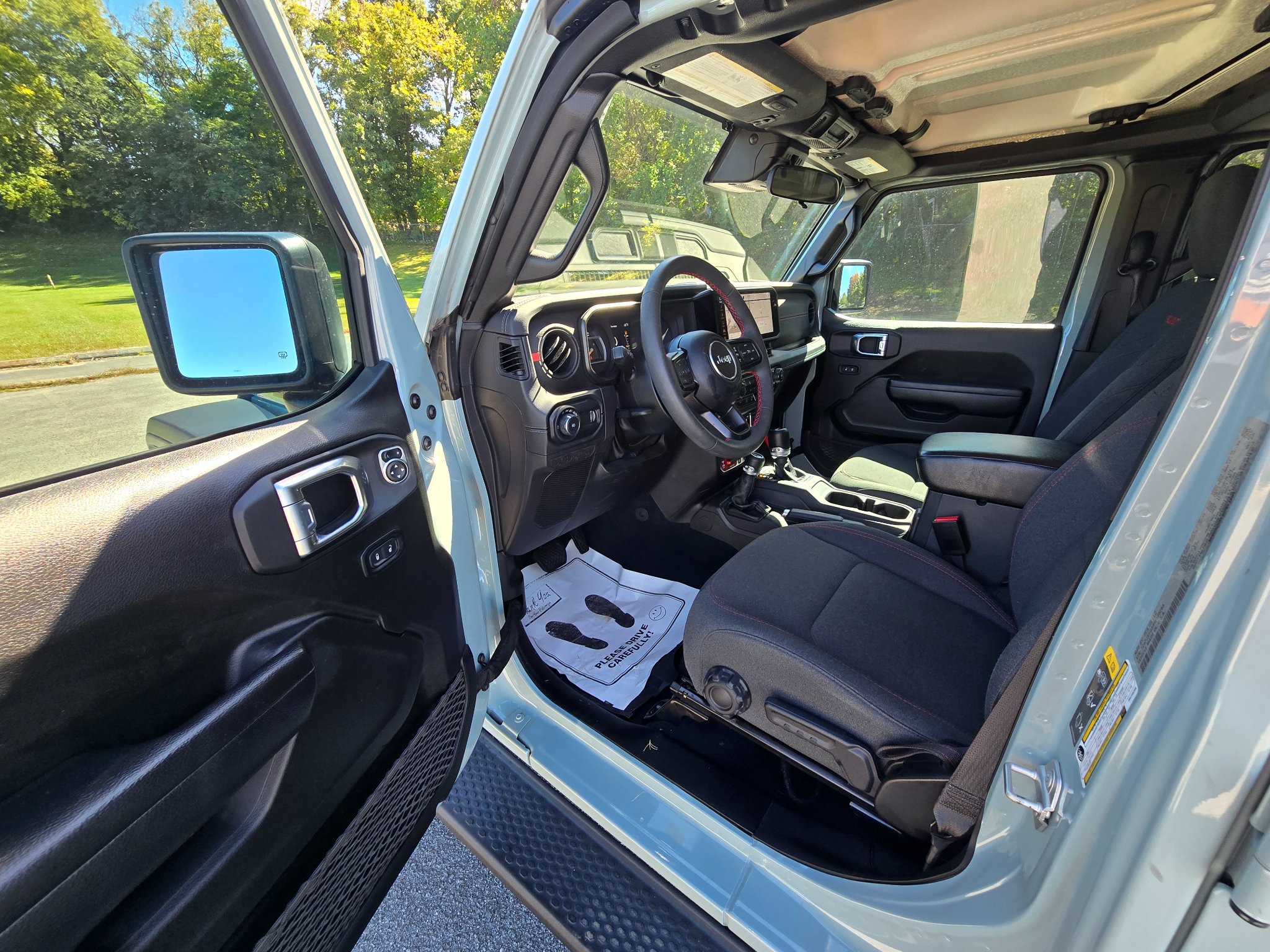 Used 2024 Jeep Wrangler Unlimited Rubicon w/ Convenience Group AWD/4WD image 10