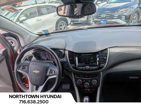Used 2021 Chevrolet Trax LT w/ Premium Seat Package AWD/4WD image 6