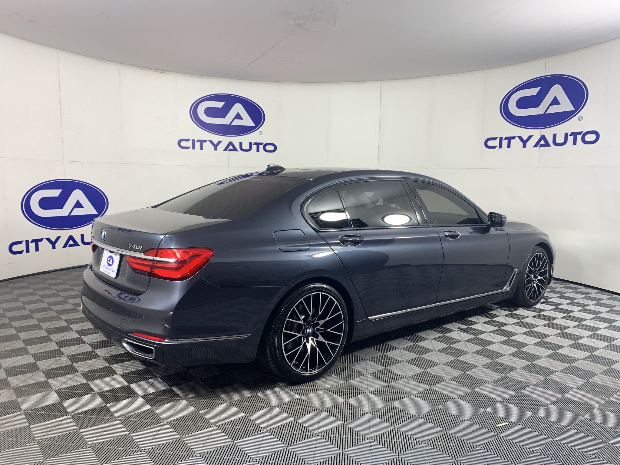 Used 2019 BMW 740i xDrive w/ Executive Package AWD/4WD image 3