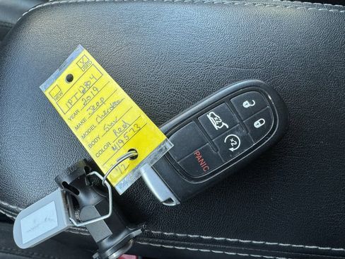 Used 2019 Jeep Cherokee Limited image 12