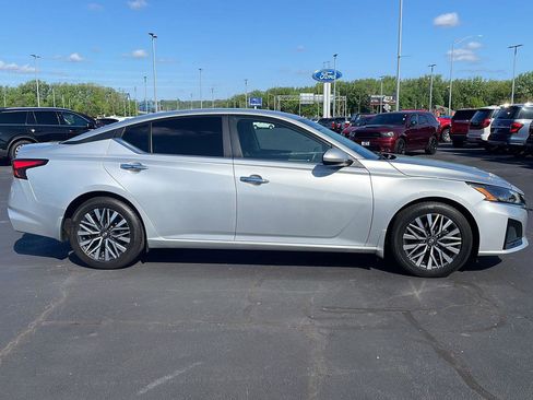 Used 2023 Nissan Altima 2.5 SV FWD image 6