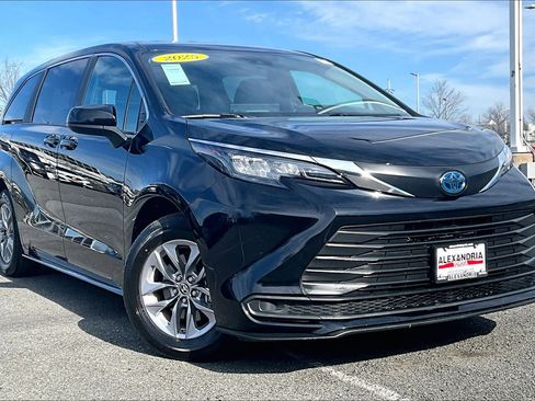 Used 2025 Toyota Sienna LE image 2