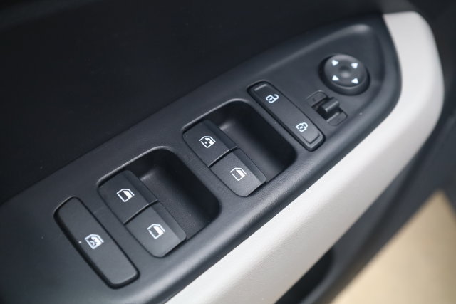 Used 2025 Hyundai Venue SEL FWD image 15