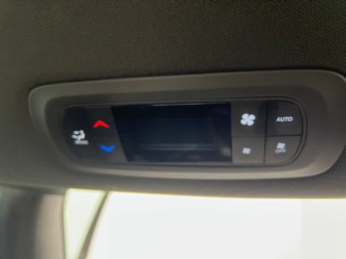 Used 2025 Chrysler Pacifica Select FWD image 28