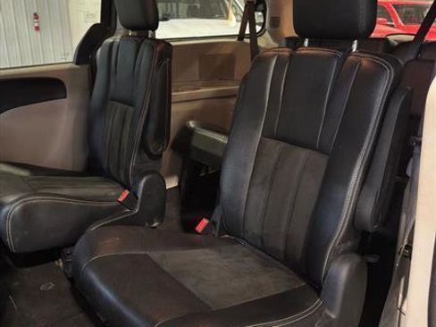 Used 2019 Dodge Grand Caravan SXT image 13