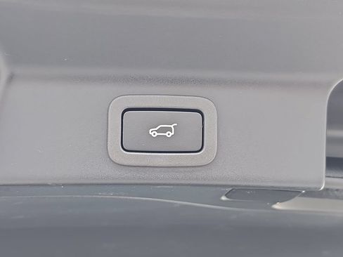Used 2017 Jaguar F-PACE Premium AWD/4WD image 16