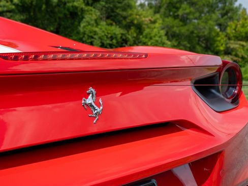 Used 2018 Ferrari 488 Spider RWD image 18