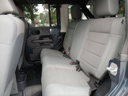 Used 2007 Jeep Wrangler Unlimited Rubicon w/ PWR Convenience Group AWD/4WD image 10