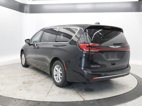 Used 2023 Chrysler Pacifica Touring-L FWD image 3