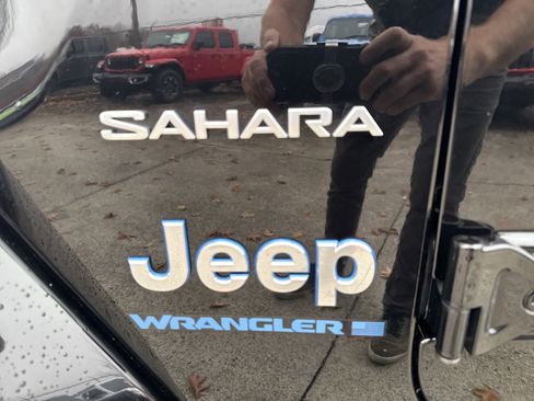 Used 2023 Jeep Wrangler Sahara image 12