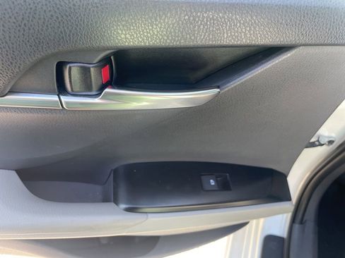 Used 2019 Toyota Camry SE FWD image 17