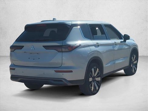 Used 2025 Mitsubishi Outlander SE image 5