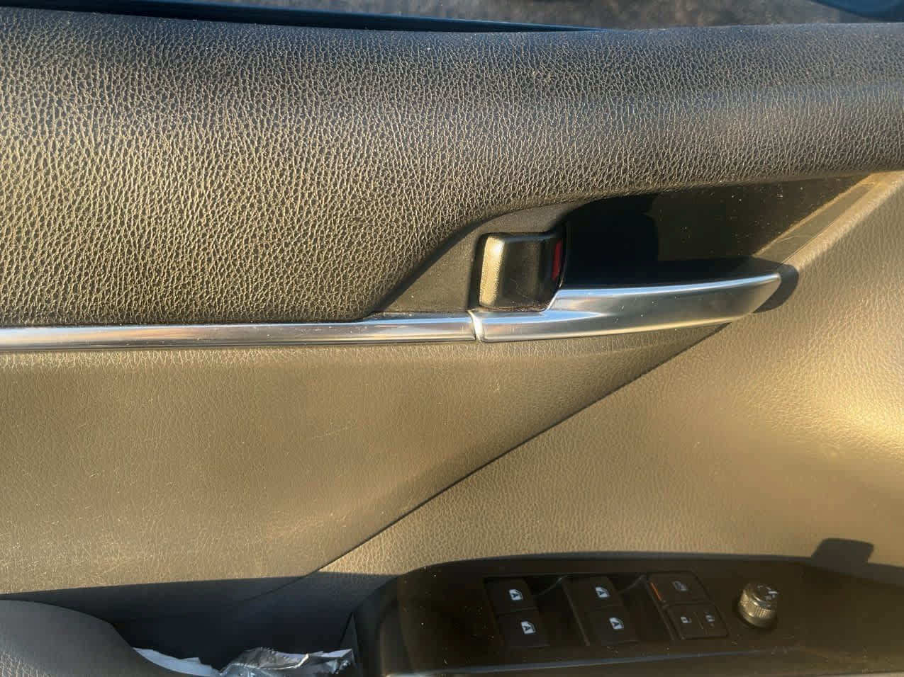 Used 2020 Toyota Camry SE FWD image 2