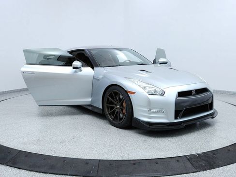 Used 2015 Nissan GT-R Premium image 12