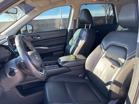 Used 2023 Nissan Pathfinder SL w/ Black Appearance Package image 12