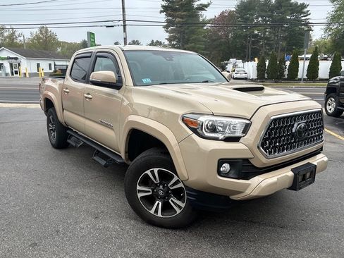 Used 2018 Toyota Tacoma TRD Sport AWD/4WD image 4