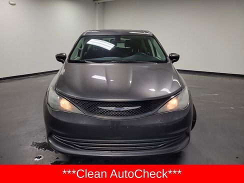 Used 2020 Chrysler Voyager L image 2