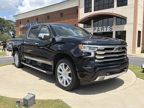 Used 2022 Chevrolet Silverado 1500 High Country w/ High Country Premium Package AWD/4WD image 3