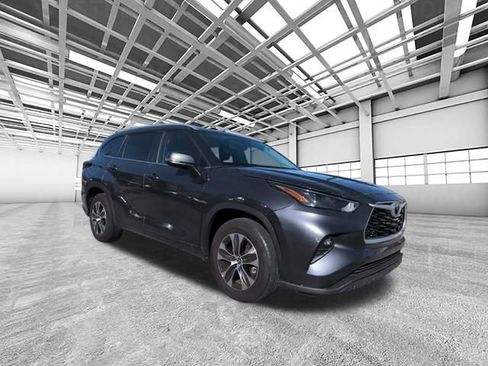 Used 2024 Toyota Highlander XLE image 1