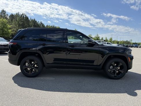 New 2025 Jeep Grand Cherokee Limited w/ Black Appearance Package image 4