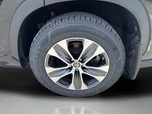 Certified 2024 Toyota Highlander XLE image 30