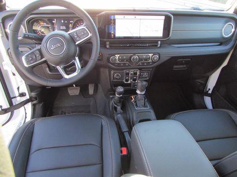 New 2026 Jeep Wrangler Unlimited Sahara AWD/4WD image 25