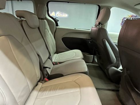 Used 2017 Chrysler Pacifica Touring-L image 25