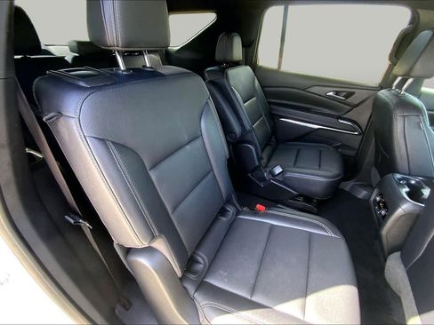 Used 2025 Chevrolet Traverse LT FWD image 19