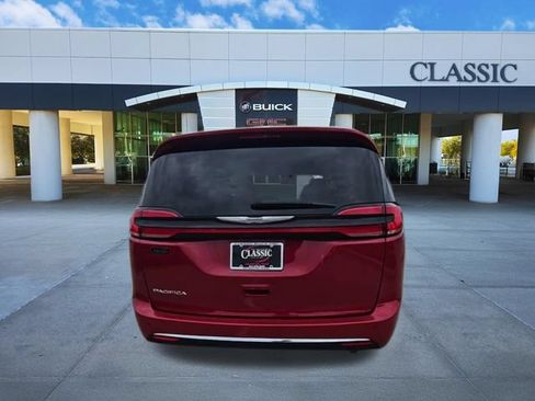 Used 2025 Chrysler Pacifica Select FWD image 7