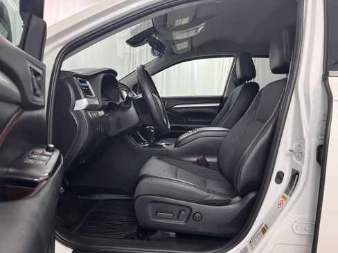 Used 2019 Toyota Highlander Plus AWD/4WD image 15