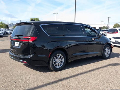 New 2026 Chrysler Pacifica Select image 4