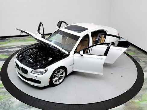 Used 2015 BMW 750Li image 35