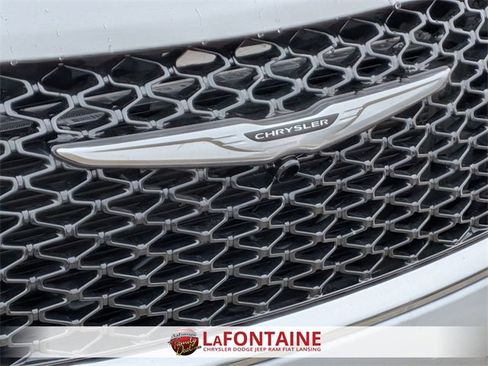 Certified 2024 Chrysler Pacifica Touring-L image 9