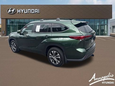 Used 2023 Toyota Highlander XLE AWD/4WD image 3